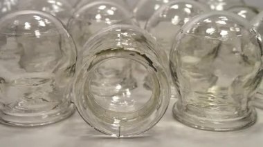 Tıbbi amaçlar için cam bardaklar, rehabilitasyon, artan kan akışı, lenfatik drenaj, sırt tedavisi. Halk dilinde kullanılan alternatif ilaçlar masaj, vakum terapisi, yakın çekim.