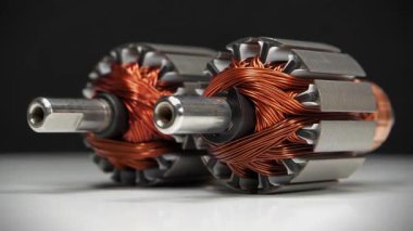 Küçük ev aletlerinden, yani perküsyon masajcılarından bakır bobinli iki motorun pervanesi.