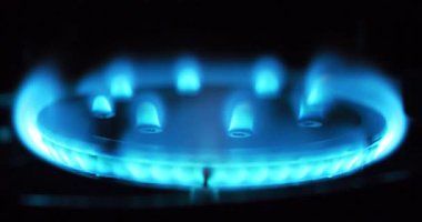 Gaz ocağının mavi alevleri yanıyor. Sinema 4K 60fps yakın çekim video