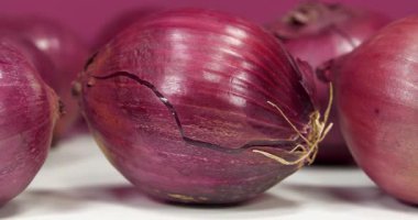Kırmızı soğan, ayrıca mor soğan olarak da bilinir. Soğan - sağlık için yararlı özellikleri olan çok sağlıklı bir ürün. Sinema 4K 60fps video