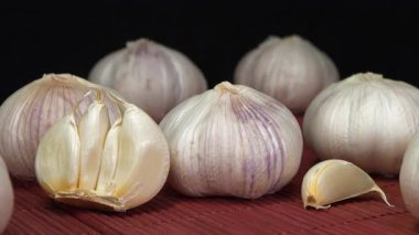 Sarımsak, Allium sativum, Allium cinsindeki soğan çiçekli bitkiler. Sarımsak - sağlık için yararlı özelliklere sahip çok sağlıklı bir ürün, yakınlaştırma videosu