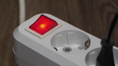 Kırmızı güç ve elektrik portatif soketinde gösterge