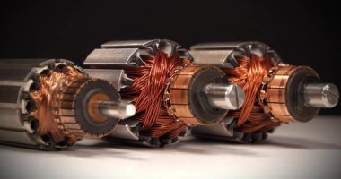 İki perküsyon masaj aleti ve mutfak blenderi gibi küçük ev aletlerinden bakır bobinli üç pervane elektrik motoru.