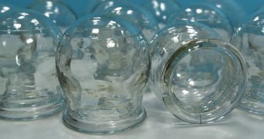 Tıbbi amaçlar için cam bardaklar, rehabilitasyon, artan kan akışı, lenfatik drenaj, sırt tedavisi. Halk dilinde kullanılan alternatif ilaçlar masaj ve vakum terapisi.