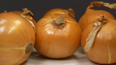 Ampul soğanı siyah arkaplanda döner, yakın çekim video