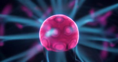 İçinde soy gaz bulunan plazma küresi ve iç küreden dış küreye kadar uzanan lifler. Elektromanyetik etkileşimler parlayan liflerden sorumludur. Sinema 4K Slow Motion bir dakikalık video