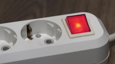 Güç adaptörü kırmızı güç ve gösterge ile elektrikli portatif sokete yerleştirilir