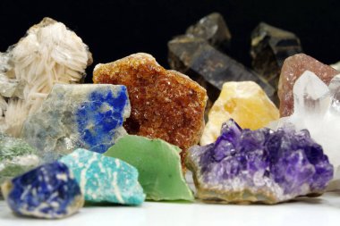 Doğal yarı değerli taşlar ve mineraller, Dünya 'nın zenginlikleri. Yeşil yakut, mor Ametist, alçı taşı, kuvars kristalleri, yeşil Nephrite, Lazurite, sarı kalsit ve Citrine, Barite, Amazon taşı, Pyrite