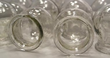 Tıbbi amaçlar için cam bardaklar, rehabilitasyon, artan kan akışı, lenfatik drenaj, sırt tedavisi. Halk dilinde kullanılan alternatif ilaçlar, kupa masajı, vakum terapisi. Döndürür