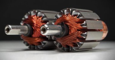 Küçük ev aletlerinden, yani perküsyon masajcılarından, elektrik motorlarından bakır bobinli iki pervane. Sinema 4K 60fps Uzaklaştırma Görüntüsü