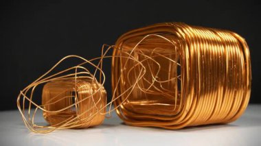 Bakır virajlar elektrik transformatörlerinden farklı boyutlarda koyu arkaplanda döner. Bakır, cuprum - kimyasal element, demir olmayan metal