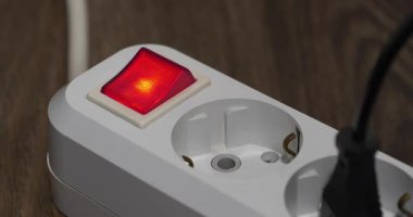 Kırmızı enerjili ve göstergeli elektrikli portatif soket. Sinema 4K 60fps video