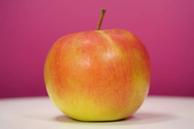 Olgun kırmızı, taze elma, yakın çekim.