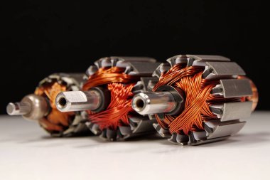 İki perküsyon masaj aleti ve daldırma mikserinden bakır bobinli elektrik motorları.