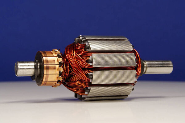 Ротор электродвигателя с медными катушками мелкой бытовой техники на темно-синем фоне