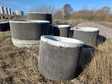 İnşaat işleri için farklı çaplarda güçlendirilmiş beton halkalar. Güçlendirilmiş beton halkalar kuyu yapımında kullanılan özel yapılardır. Su ve kanalizasyon