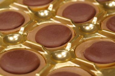 Pakette çikolatalı şekerler