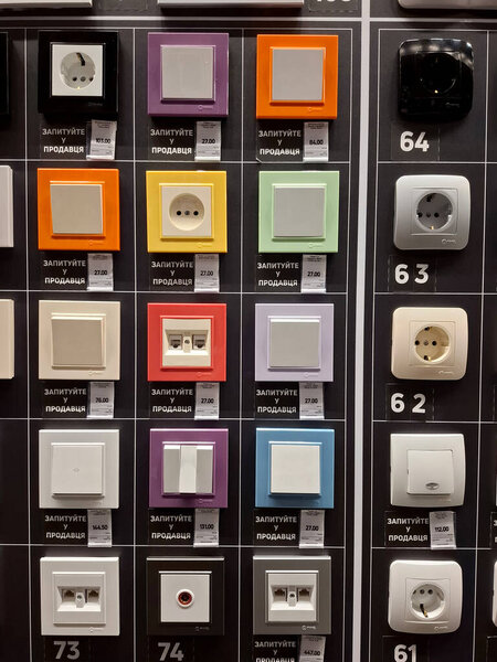 УКРАИНА, КИЕВ, 31 января 2025 года: В электрическом отделе строительного гипермаркета много электрических выключателей света и мыла