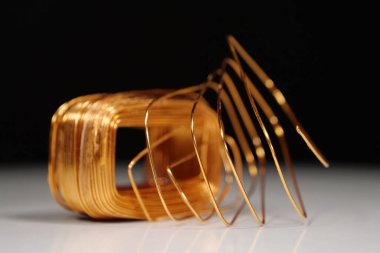 Elektrik transformatörünün bakır kablosu. Bakır ya da cuprum - kimyasal element, demir olmayan metal