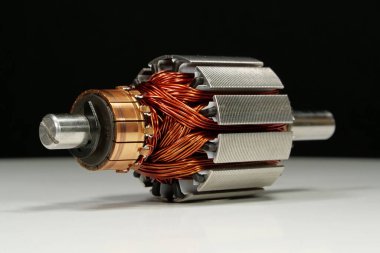 Bakır bobinli küçük bir ev aletinin elektrik motoru.