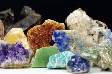 Doğal yarı değerli taşlar ve mineraller, Dünya 'nın zenginlikleri, mor Ametist, alçı taşı, kuvars kristalleri, yeşil Nephrite, Lazurite, sarı kalsit ve sitrin, Barite, Amazon taşı, Pyrite