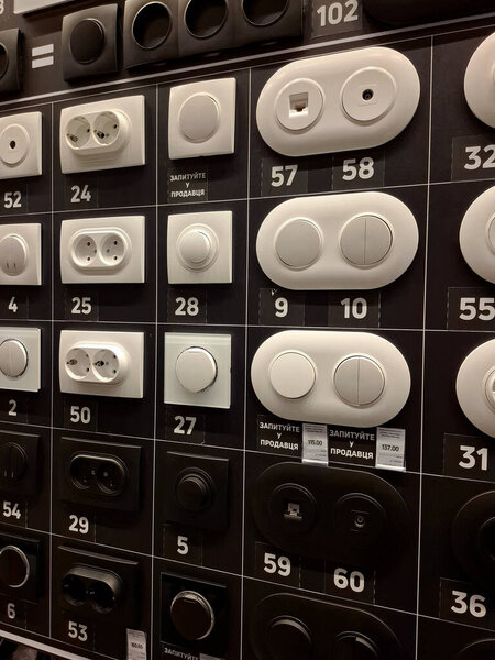 УКРАИНА, КИЕВ, 30 ЯНВАРЯ 2025 г.: Электрические выключатели света и мыло в электрической секции строительного гипермаркета