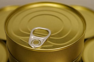 Sarı yuvarlak metal teneke kutular, yakın çekim fotoğraf.