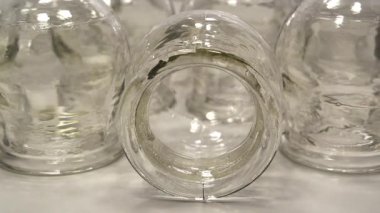 Tıbbi amaçlar için cam bardaklar, rehabilitasyon, artan kan akışı, lenfatik drenaj, sırt tedavisi. Halk dilinde kullanılan alternatif ilaçlar masaj ve vakum terapisi.