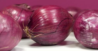 Kırmızı soğan, ayrıca mor soğan olarak da bilinir. Soğan - sağlık için yararlı özelliklere sahip çok sağlıklı bir ürün