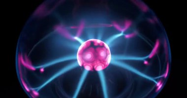 İçinde soy gaz bulunan plazma küresi ve iç küreden dış küreye kadar uzanan lifler. Elektromanyetik etkileşimler plazma küresindeki parıldayan liflerden sorumludur. Aynı zamanda iyonlaştırıcı olarak çalışıyor.