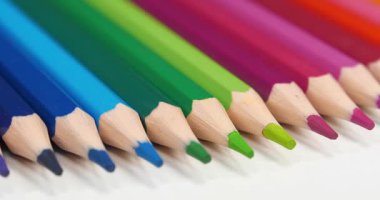 Yeni ahşap güzel, çok renkli gökkuşağı renklerinde kalemler.