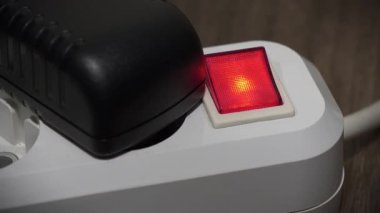 Siyah güç adaptörü kırmızı güç ve gösterge ile elektrikli portatif soketi çıkartır