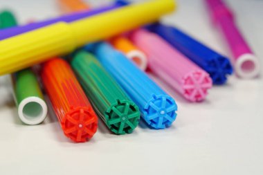 Masanın üzerinde renkli plastik keçeli kalemler var. Gökkuşağı renklerinin çok renkli keçeli kalemleri, RGB