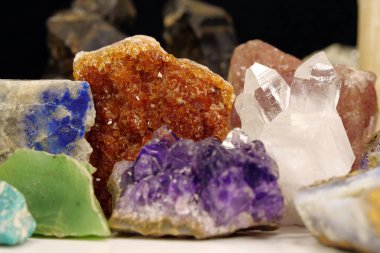 Yarı değerli taşlar, mineraller, dünyanın zenginlikleri.