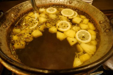 Limonlu ve ananaslı sıcak şarap.