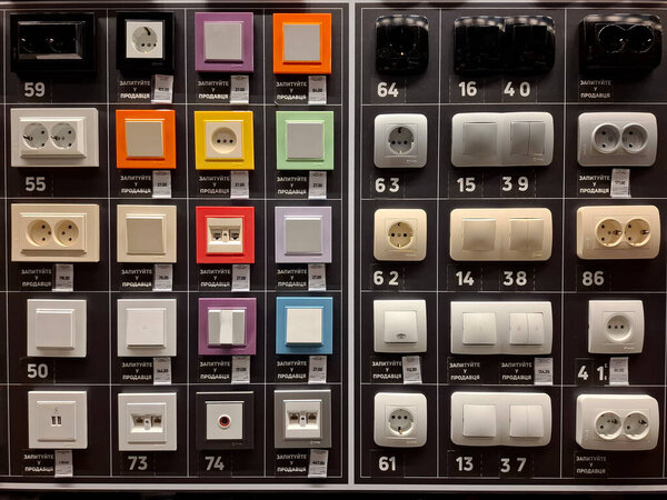 KYIV, UKRAINE, JANUARY 30, 2025: Электрические выключатели и розетки в электрическом отсеке в строительном гипермаркете 2