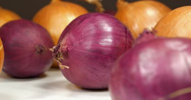 Ampul soğanı ve kırmızı soğan, ayrıca mor soğan olarak da bilinir. Soğan - sağlık için yararlı özelliklere sahip çok sağlıklı bir ürün