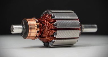 Perküsyon masaj aleti olarak adlandırılan küçük bir ev aletinin elektrikli motorundan çıkan bakır bobinli pervane veya armatür.