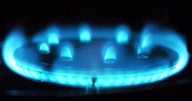 Yanan gaz sobasının mavi alevleri