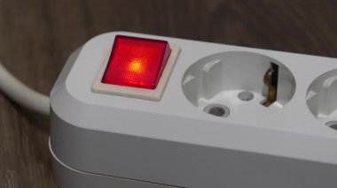 Kırmızı enerjili ve göstergeli beyaz elektrikli soket