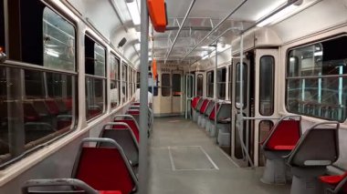 Tramvay son istasyonda duruyor. Çek yapımı eski bir tramvayın içinde.