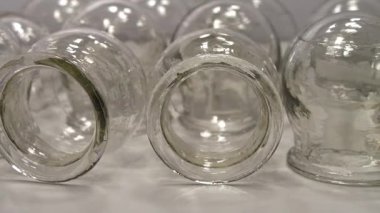 Tıbbi amaçlar için cam bardaklar, rehabilitasyon, artan kan akışı, lenfatik drenaj, sırt tedavisi. Halk dilinde kullanılan alternatif ilaçlar masaj ve vakum terapisi.