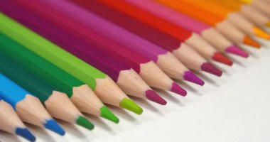 Gökkuşağı renginde çok renkli kalemler