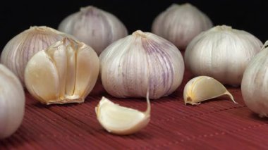 Sarımsak - sağlık için yararlı özellikleri olan çok sağlıklı bir ürün. Allium sativum, Allium cinsindeki soğan çiçekli bitkiler.