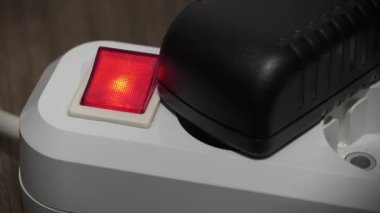 Siyah güç adaptörü kırmızı güç ve gösterge ile elektrikli portatif soketi çıkartır