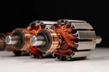 İki perküsyon masaj aleti ve mutfak blenderi gibi küçük ev aletlerinden bakır bobinli üç pervane elektrik motoru.