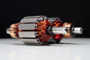 Küçük ev aletlerinden, perküsyon masajcılarından iki pervane motor.