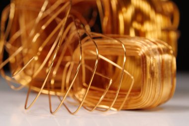 Elektrik transformatörlerinin bakır kablolarından kırmızı kablo. Bakır, cuprum - kimyasal element, demir olmayan metal