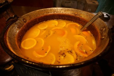 Limonlu sıcak şarap ve diğer narenciye meyveleri.