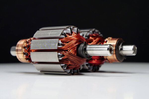 Два ротора электродвигателей из небольших бытовых приборов, от ударных массажеров